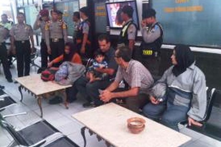 Para pengungsi asal Iran berada di markas Polres Tulungagung, Tulungagung, Jawa Timur, Selasa (16/7/2013).