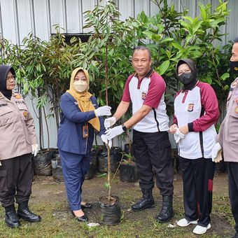 Gerakan menanam pohon yang dilakukan PT Asabri (Persero) dan Polresta Serang. 