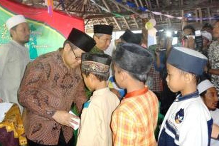 Ketua Umum DPP PKB, Muhaimin Iskandar, memberikan santunan kepada 1000 anak yatim, di Pondok Pesantren An Nuriyah Kaliwining, Kecamatan Rambipuji, Jember Jawa Timur, Senin (3/11/2014). 