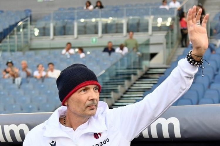 Pelatih kepala Bologna FC Sinisa Mihajlovic saa pertandingan Serie A yang mempertemukan Lazio vs Bologna FC di Stadio Olimpico pada 14 Agustus 2022 di Roma, Italia. Terkini, Sinisa Mihajlovic dikabarkan sudah meninggal dunia pada usia 53 tahun. (Photo by Marco Rosi - SS Lazio/Getty Images) (Photo by Marco Rosi - SS Lazio / GETTY IMAGES EUROPE / Getty Images via AFP)