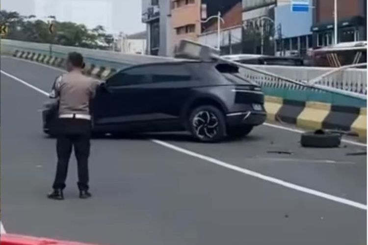 Mobil Ioniq 5 Tabrak Separator Jalan di Blok M Arah Flyover Antasari Jaksel