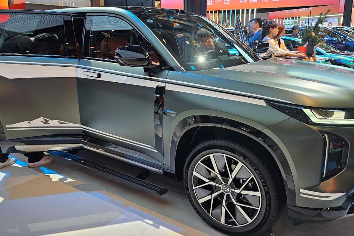 Hyptec E7 yang dipajang di Auto Shanghai 2025.