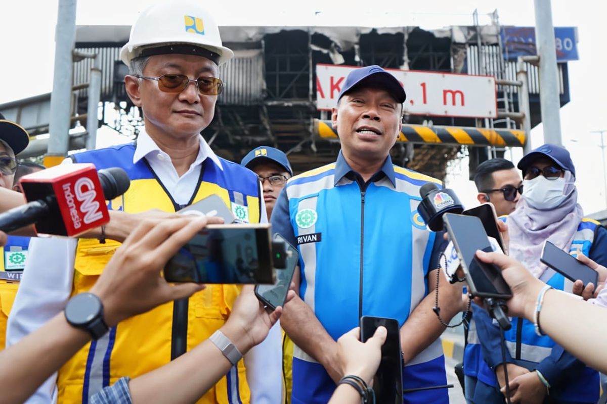 Direktur Utama PT Jasa Marga (Persero) Tbk Rivan Achmad Purwantono bersama Menteri Pekerjaan Umum (PU) Dody Hanggodo, Selasa (2/9/2025).