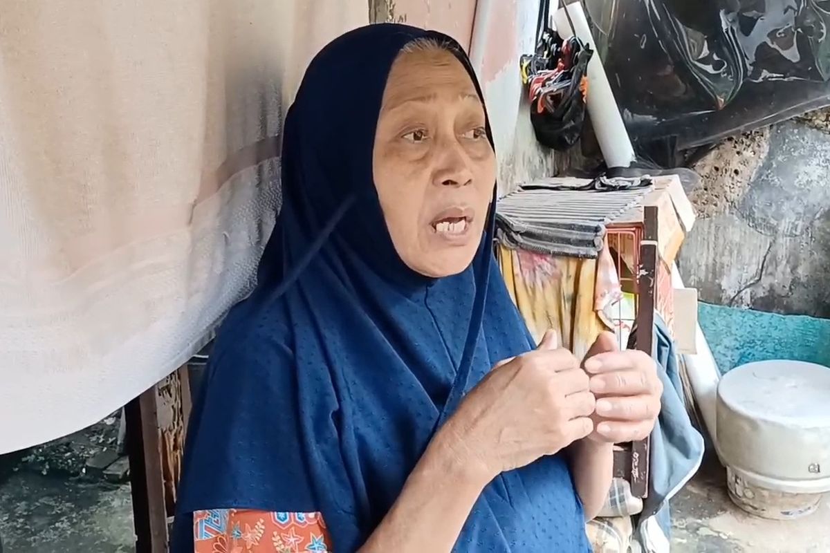 Wanita paruh baya yang menjadi korban jambret bernama Syahfina (55) saat ditemui wartawan di kawasan Pejaten Timur, Pasar Minggu, Jakarta Selatan, Rabu (27/3/2024).