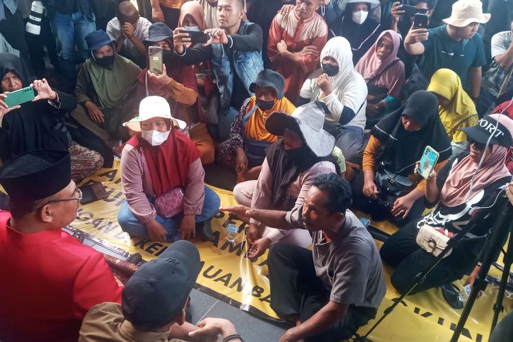 Emak-emak dan para warga lainnya menyampaikan aspirasi menolak tambang laut dalam rangka Hari Bumi di halaman kantor gubernur Kepulauan Bangka Belitung, Senin (22/4/2024).