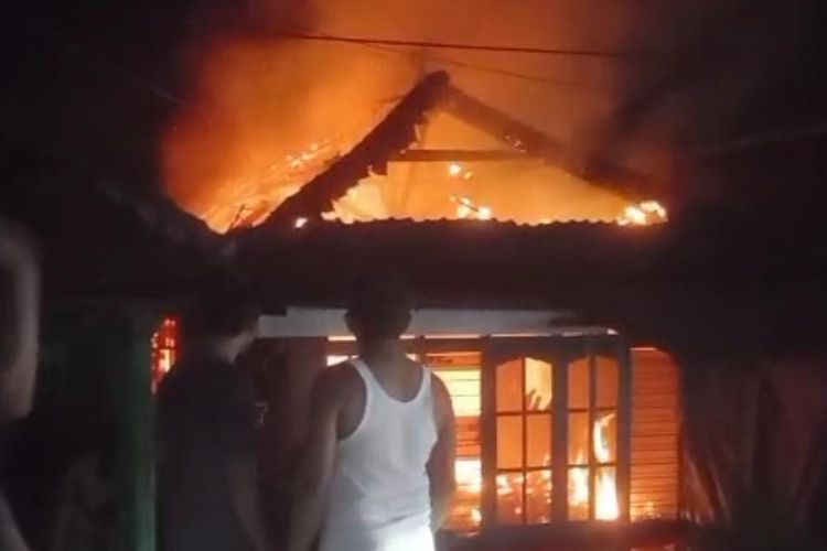 Aksi Heroik Warga Pasuruan Selamatkan ODGJ yang Rumahnya Terbakar, Sempat Menolak Dievakuasi