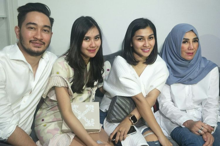 Amy Qanita bersama kedua putrinya, Syahnaz dan Nisya bersama menantunya, Jeje Govinda saat ditemui di kawasan Gading Serpong, Tangerang, Sabtu (3/8/2019).