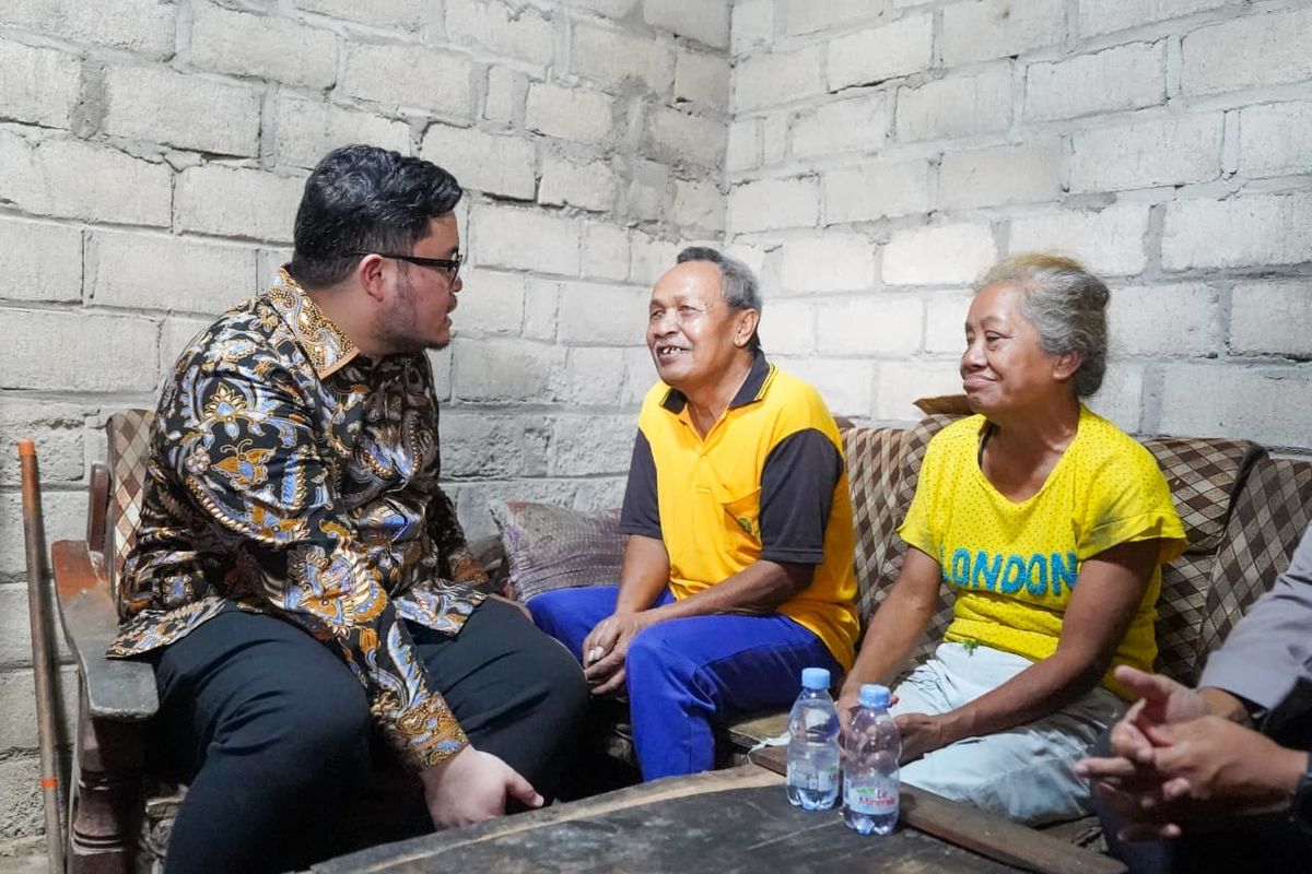 Bupati Kediri Mas Dhito berdialog dengan Sumiran (61) dan Leginah (56), warga Dusun Sumber Bahagia, Desa Gadungan, Kecamatan Puncu, Kabupaten Kediri, Selasa (5/5/2026).