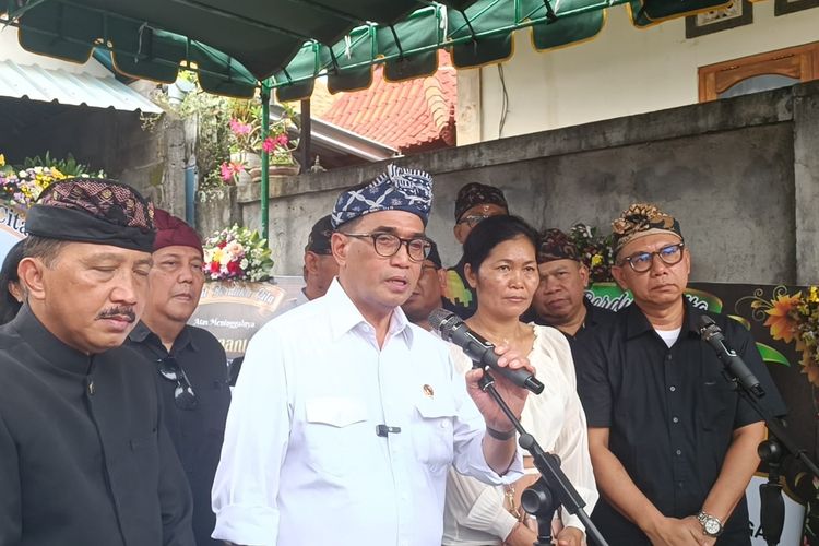 Menteri Perhubungan Budi Karya Sumadi saat melayat ke rumah duka, taruna tingkat STIP, Putu Satria Ananta Rastika (19),  di Desa Gunaksa, Kabupaten Klungkung, Bali, pada Kamis (9/5/2024). Satria tewas usai dipukul oleh seniornya Tegar Rafi Sanjaya (21), di toilet kampus pada Jumat (3/5/2024). Kompas.com/ Yohanes Valdi Seriang Ginta