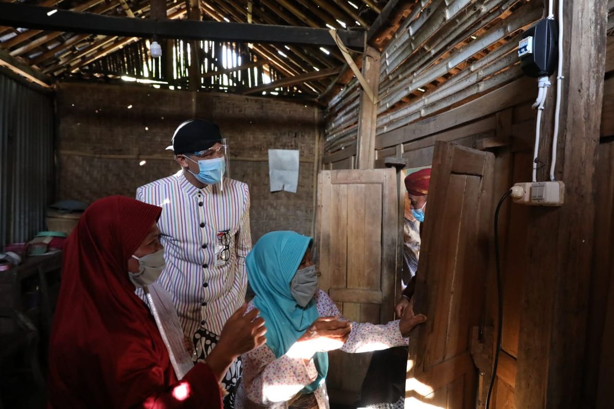 Gubernur Jawa Tengah Ganjar Pranowo meninjau lokasi pemasangan listrik gratis ke rumah-rumah warga yang tinggal di Desa Kepuhsari, Kecamatan Manyaran, Wonogiri, Kamis (6/8/2020).