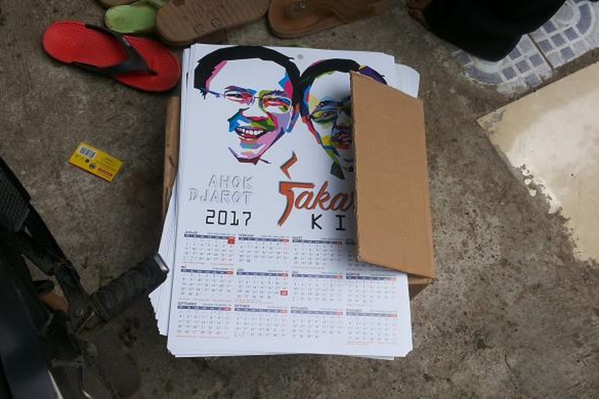 Kalender bergambar Gubernur DKI Jakarta Basuki Tjahaja Purnama alias Ahok dan wakilnya, Djarot Saiful Hidayat yang dibagi-bagikan ke peserta acara pengajian yang diadakan Relawan Nusantara (Rela NU) di Jalan Warung Silah, Cipedak, Jagakarsa, Jakarta Selatan, Sabtu (4/3/2017).