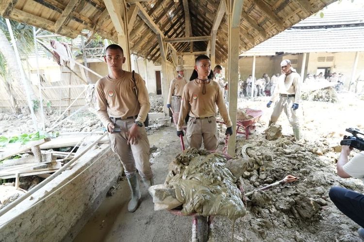 Praja IPDN Berjibaku dengan Lumpur Demi Kembalikan Kejayaan Situs Bersejarah di Aceh Tamiang