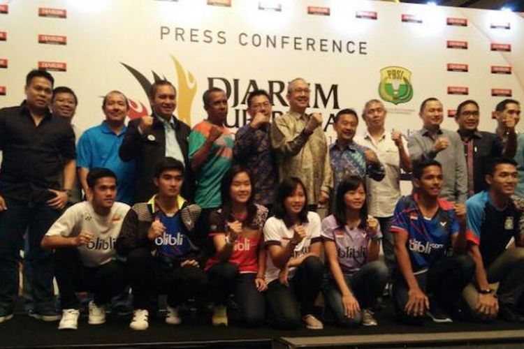 Perwakilan klub peserta Djarum Superliga 2017 berpose bersama pada acara konferensi pers di Jakarta, Rabu (1/2/2017).