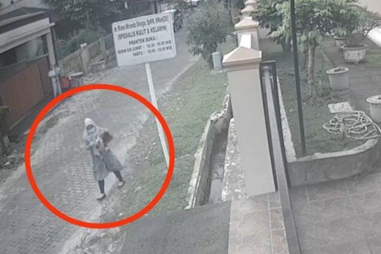 NA, dokter wanita terekam CCTV aniaya bayi anak tetangga hingga menjerit-jerit 