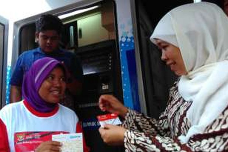 Menteri Sosial, Khofifah Indar Parawansa, menjelaskan kegunaan kartu keluarga sejahtera kepada salah satu warga dalam peluncuran E-Warong di Kota Mataram, Kamis (1/12/2016).