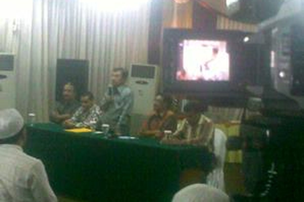 Calon presiden Jusuf Kalla menerima dukungan dari Forum Nasionalis Arab di Posko Mangunsarkoro, Jumat (3/7). Dalam kesempatan ini, JK juga dianugerahkan penghargaan sebagai Tokoh Perdamaian dan Persatuan Bangsa.