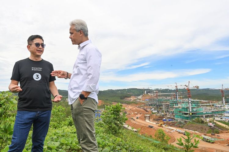 Calon presiden nomor urut 3 Ganjar Pranowo (kanan) berbincang dengan Ketua Tim Pemenangan Nasional (TPN) Arsjad Rasjid (kiri) saat mengunjungi pembangunan di Kawasan Inti Pusat Pemerintahan (KIPP) Ibu Kota Negara (IKN) Nusantara, Penajam Paser Utara, Kalimantan Timur, Kamis (7/12/2023). Kunjungan Ganjar Pranowo tersebut sebagai wujud komitmennya melanjutkan pembangunan IKN, apabila dirinya dan Cawapres Mahfud MD memenangkan Pilpres 2024. ANTARA FOTO/M Risyal Hidayat/aww.