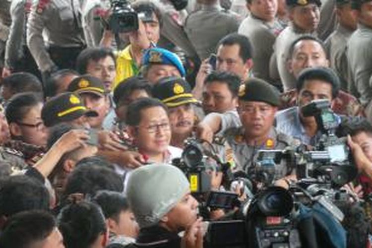 Mantan Ketua Umum Partai Demokrat Anas Urbaningrum memenuhi panggilan Komisi Pemberantasan Korupsi untuk diperiksa sebagai tersangka kasus dugaan korupsi Hambalang, Jumat (10/1/2014).