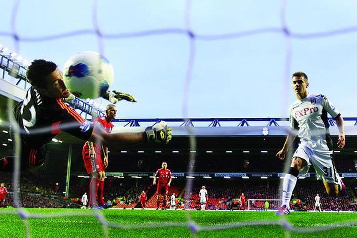 Gol bunuh diri pemain Liverpool, Martin Skrtel, dengan melewati rekannya, Alexander Doni,  pada laga Liga Primer antara Liverpool dan Fulham di Stadion Anfield, Selasa (1/5), di Liverpool, Inggris.