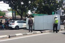 Keluar dari Showroom, Innova Tabrak Mobil Boks hingga Terguling di Jalan Raya Pasar Minggu