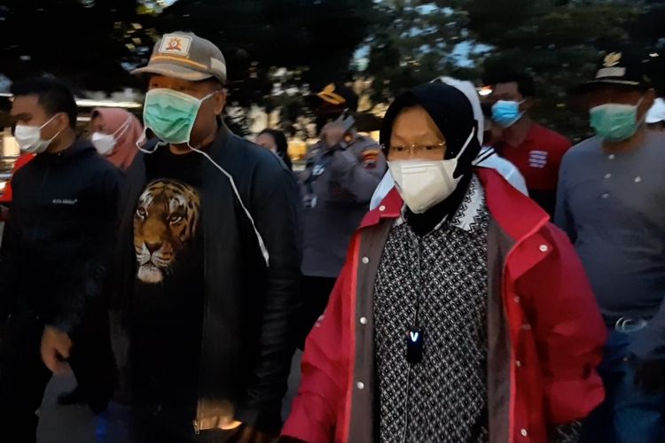 Menteri Sosial (Mensos) Tri Rismaharini meninjau sejumlah wilayah terdampak longsor dan banjir di Kota Semarang pada Minggu (7/2/2021).