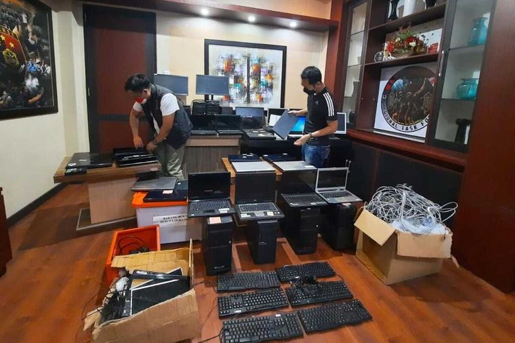 Sebuah kantor pinjaman online di Jalan Veteran, Kecamatan Pontianak Selatan, Kota Pontianak, Kalimantan Barat (Kalbar) digerebek polisi. Sebanyak 14 orang di kantor fintech ilegal dan dijalankan PT Sumber Rejeki Digital (SRD) tersebut ditangkap dan diperiksa penyidik.