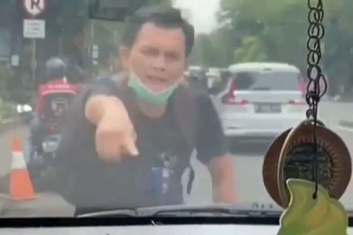 Tangkapan layar video pria diduga berpura-pura tertabrak hingga adang mobil di Pasar Rebo, Jakarta Timur.