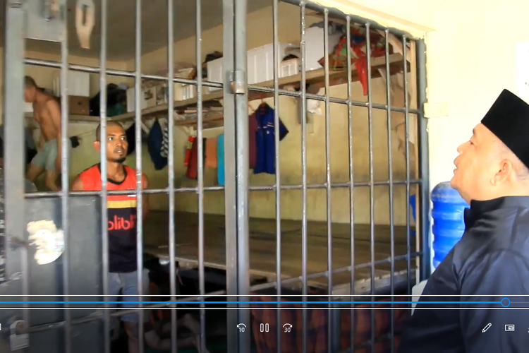 Screenshot video saat Terbit Rencana Perangin-angin menunjukkan sel kerangkeng manusia yang ada di rumahnya