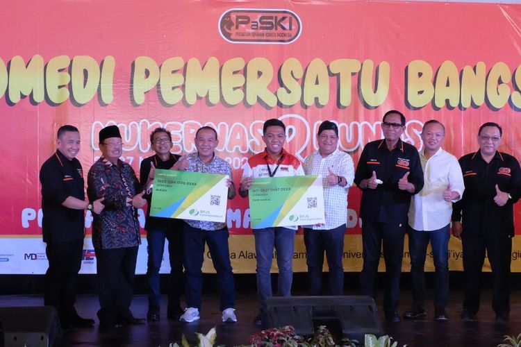 Pengurus BPJAMSOSTEK berfoto bersama pengurus Persatuan Seniman Komedi Indonesia (PaSKI) usai penandatanganan perjanjian kerja sama antara BPJAMSOSTEK dengan PaSKI di sela-sela musyawarah nasional ke-5 PaSKI, Sabtu (26/11/2022)