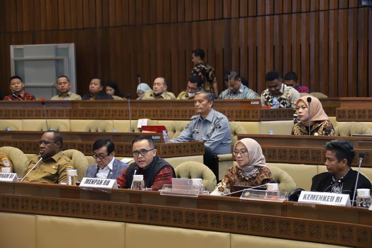 Menteri PANRB Abdullah Azwar Anas didampingi Menteri Hukum dan HAM Yassona Laoly membahas RUU ASN ke tingkat I bersama Komisi II DPR RI, Jakarta, Selasa (26/9/2023).