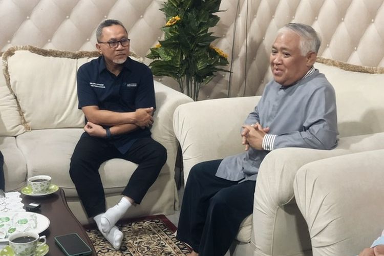 Ketua Umum PAN Zulkifli Hasan bertemu mantan Ketua Umum PP Muhammadiyah Din Syamsudin di kawasan Pondok Labu, Jakarta Selatan, Kamis (23/2/2023). 