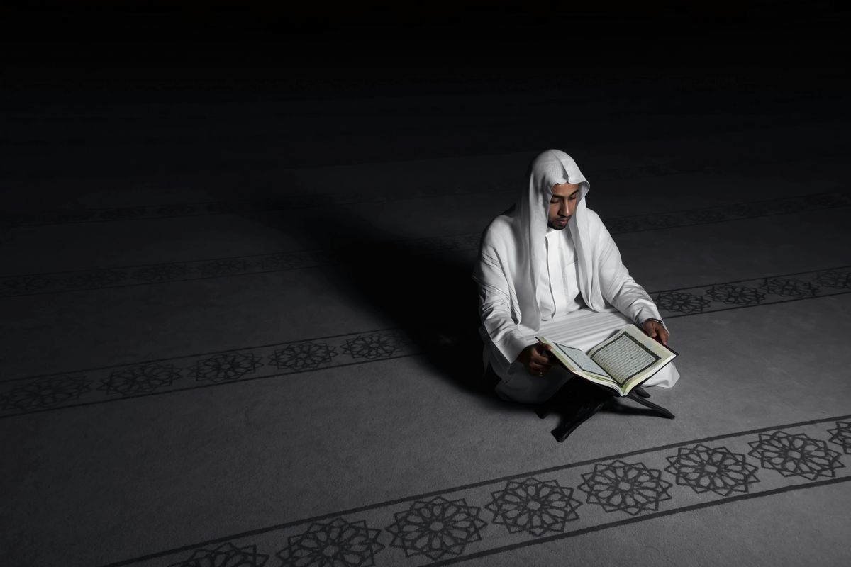 Catat tanggal malam-malam ganjil di 10 hari terakhir Ramadhan 2025 dan penjelasan ulama terkait Lailatul Qadar.
