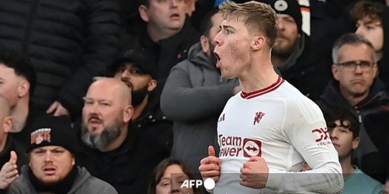 Penyerang Man United, Rasmus Hojlund, berselebrasi seusai mengemas gol dalam lanjutan Liga Inggris 2023-2024 antara Luton vs Man United di Stadion Kenilworth Road pada 18 Februari 2024.