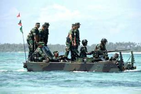 Tinjau Latihan AD di Natuna, Panglima TNI Naik Tank Dikawal Kowad
