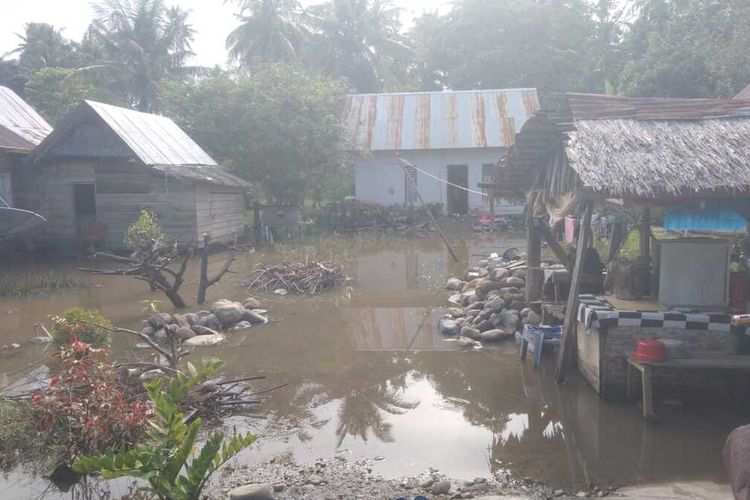 Banjir di Lingkungan Marobo, Kelurahan Salu Battang, Kecamatan Telluwanua, Kota Palopo, Sulawesi Selatan mulai surut, warga masih khawatir dngan kehadiran Buaya yang berkeliaran malam hari, Kamis (6/6/2024)