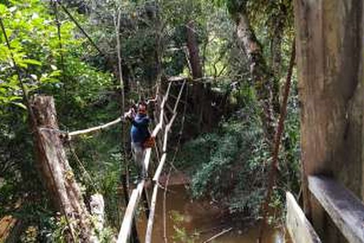 Kondisi jembatan gantung di Desa Long Umung Kecamatan Krayan Kabupaten Nunukan yang tinnggal slingnya saja. Warga dan siswa sekolah di 3 desa terpaksa menggunakan jembatan darurat tersebut karena jembatan tersebut merupkan satu satunya penghubung antar desa.