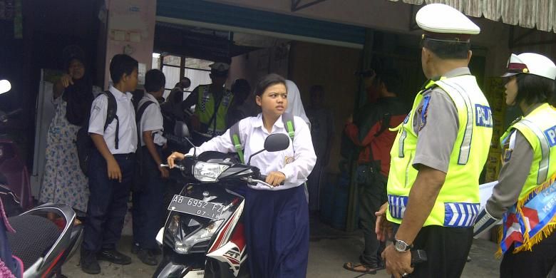 Beberapa siswa yang terjaring rasia saat mengeluarkan motor dari kantong-kantong parkir diluar sekolah