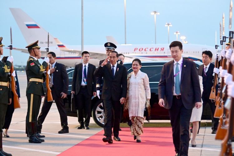 Presiden Joko Widodo dan Ibu Negara Iriana Joko Widodo saat akan berangkat dari Beijing Capital International Airport menuju ke Arab Saudi sekitar pukul 18.00 waktu setempat pada Rabu (18/10/2023)..