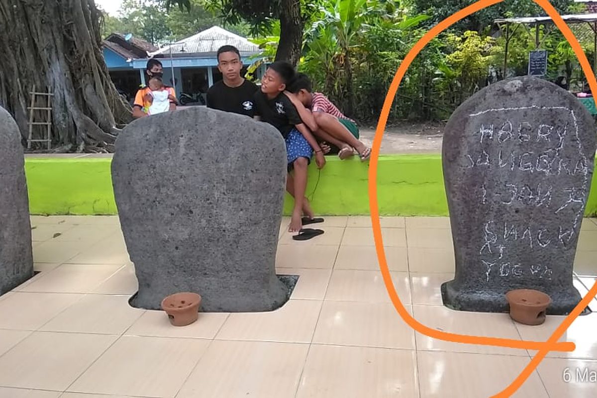 Prasasti Sendang Kamal di Kabupaten Magetan menjadi korban vandalisme. Prasasti peninggalan bersejarah dimasa kerajaan Mataram kuno tersebut dicorat coret dengan menggunakan kapur tulis.