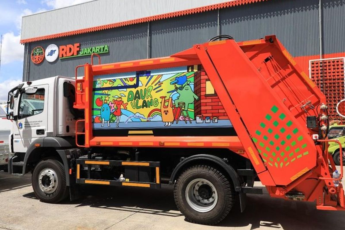 Truk sampah tertutup untuk mengangkut sampah.