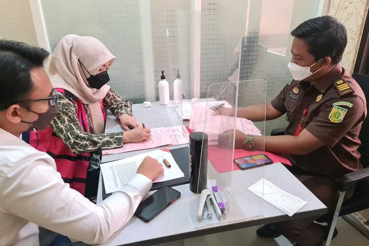 Pasangan suami isteri debitur kredit macet Bank Jatim diperiksa di Kantor Kejaksaan Negeri Tanjung Perak Surabaya, Senin (13/6/2022).