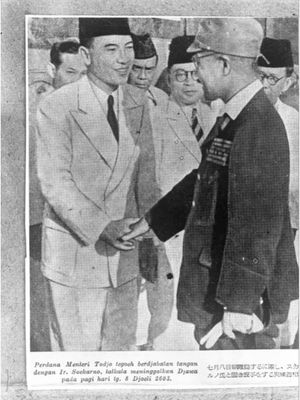 Soekarno bersalaman dengan Perdana Menteri Jepang Hideki Tojo, 8 Juli 1943