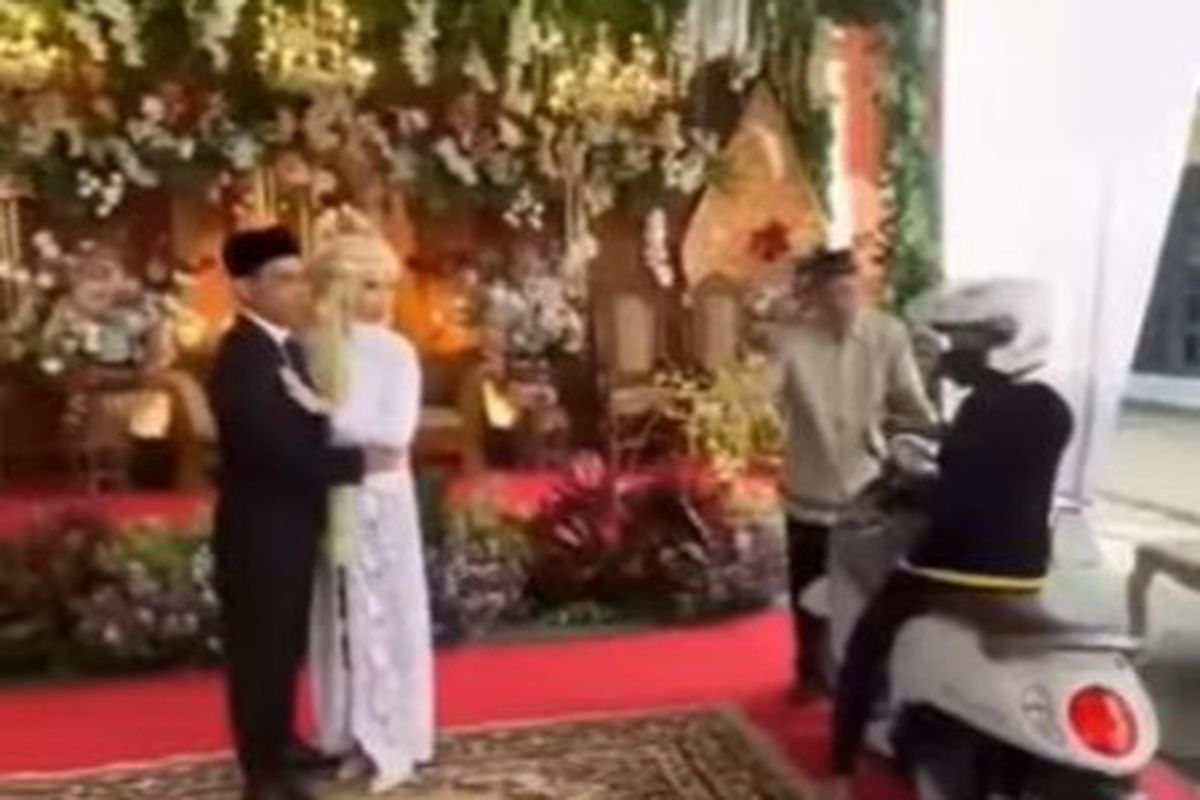 TEROBOS—Sepeda motor yang dikendari seorang perempuannekat menerobos masuk ke tenda pelaminan pesta pernikahan di Kelurahan Kaniten, Kecamatan Ponorogo, Kabupaten Ponorogo, Jawa Timur, Rabu (10/5/2023).