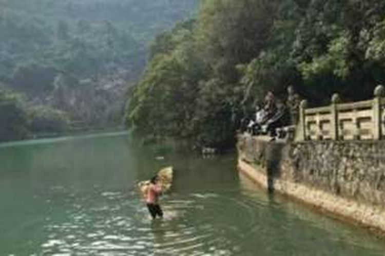 Seorang perempuan nekat terjun ke danau untuk menyelamatkan iPhone miliknya yang tenggelam. 