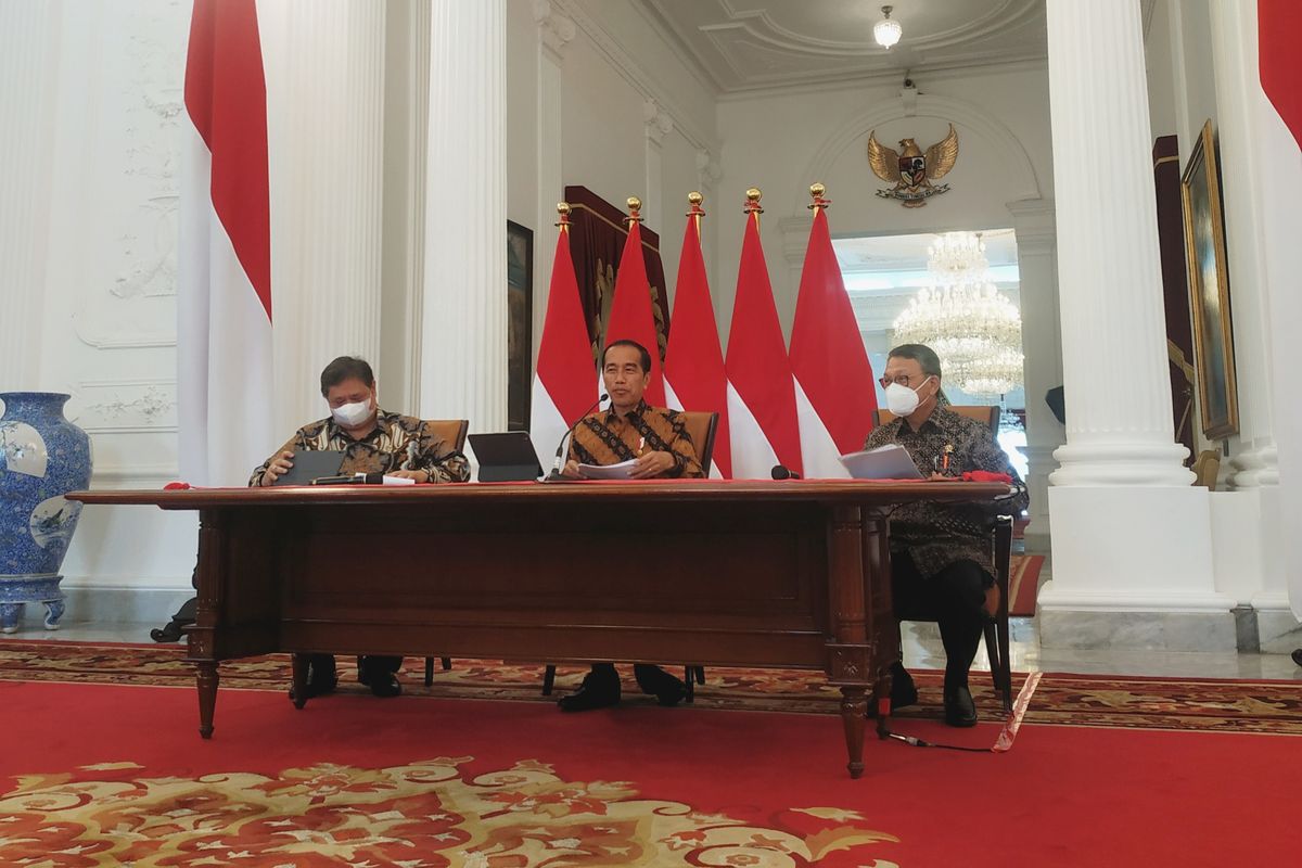 Presiden Joko Widodo, Menko Perekonomian Airlangga Hartarto dan Menteri ESDM Arifin Tasrif saat konferensi pers penghentian ekspor bauksit di Istana Merdeka, Rabu (21/11/2022).
