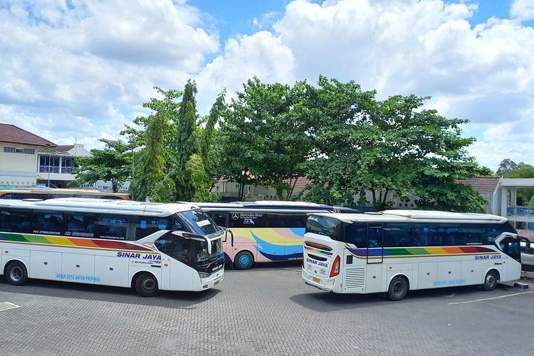 Suasana Terminal Giwangan menjelang Idul Fitri, Rabu (12/4/2023). Simak daftar PO bus yang melayani trayek Yogyakarta-Denpasar lengkap dengan lokasi keberangkatan dan harga tiketnya.
