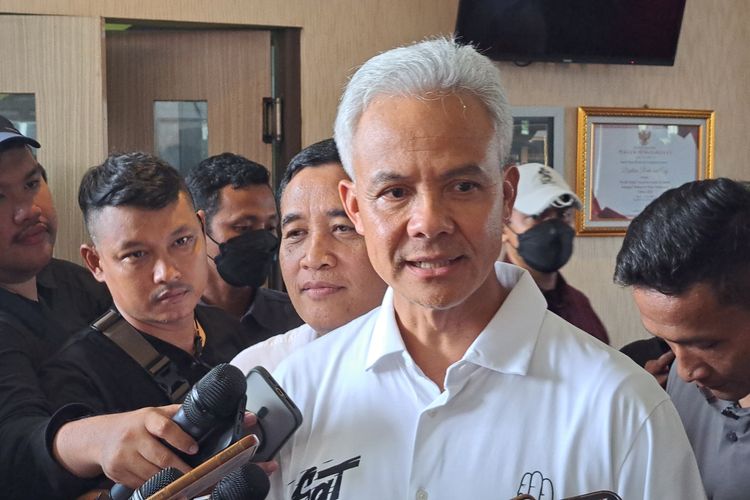 Calon presiden nomor urut 3 Ganjar Pranowo memberikan keterangan pers di Cilacap, Selasa (9/1/2024).