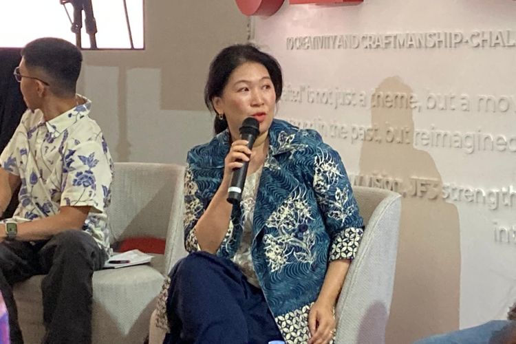 Advisor JF3 sekaligus pendiri LAKON Indonesia, Thresia Mareta, dalam diskusi JF3 bertajuk Recrafted: Shaping the Future di Summarecon Discovery, Jakarta Utara, Selasa (19/5/2026).