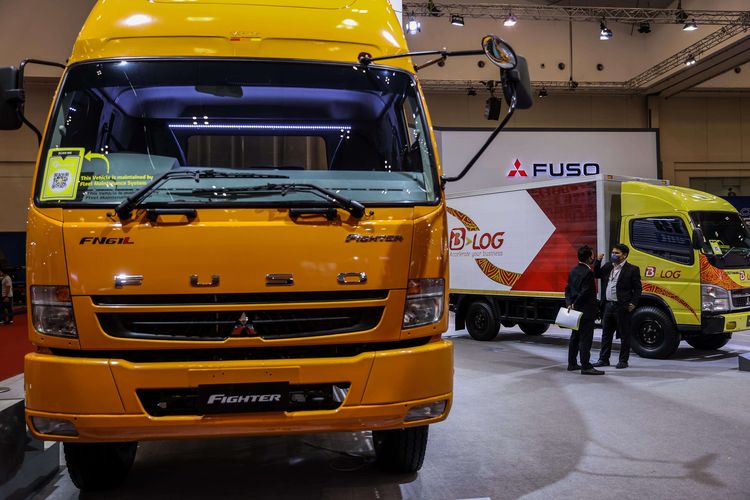 Suasana saat pameran kendaraan Mitsubishi Fuso dalam gelaran GAIKINDO Indonesia International Auto Show (GIIAS) 2021 di ICE, BSD, Tangerang Selatan, Kamis (11/11/2021). PT Krama Yudha Tiga Berlian Motors (KTB) memperkenalkan New Mining Spec terbarunya pada pembukaan Gaikindo Indonesia International Auto Show (GIIAS).