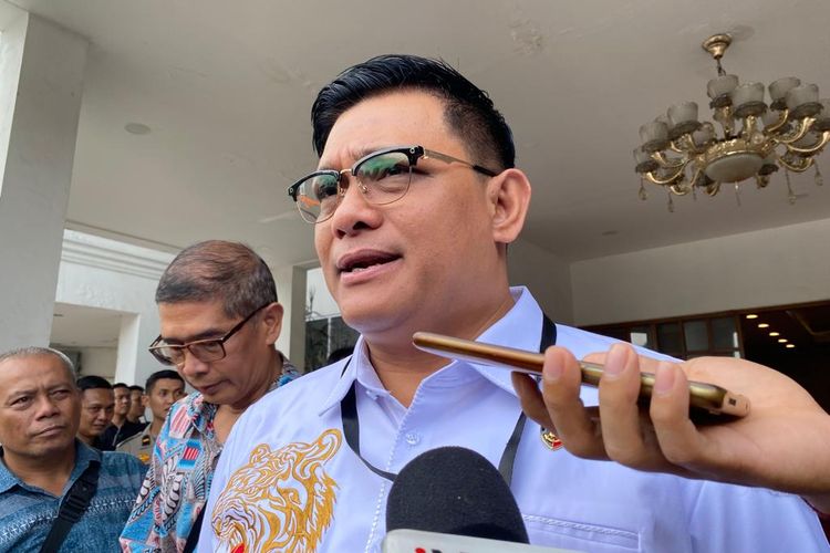 Direktur Reserse Kriminal Khusus Polda Metro Jaya Kombes Ade Safri Simanjuntak menjelaskan perkembangan kasus Firli Bahuri, Selasa (16/1/2024). 